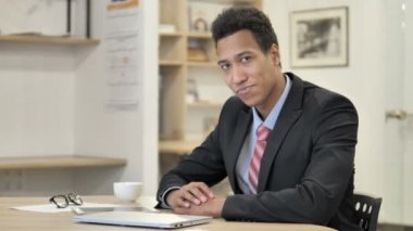 Iş yerinde Afrikalı Işadamı tarafından Tamam Işareti