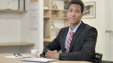 Afrika işadamı kamera doğru işaret