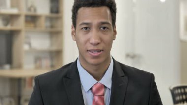 Zafer işareti pozitif Afrika işadamı tarafından