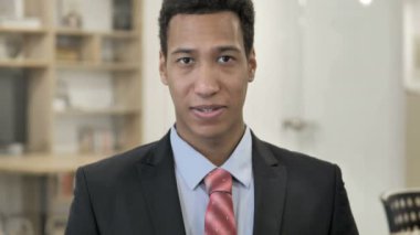 Afrika Işadamı tarafından davetiye jest