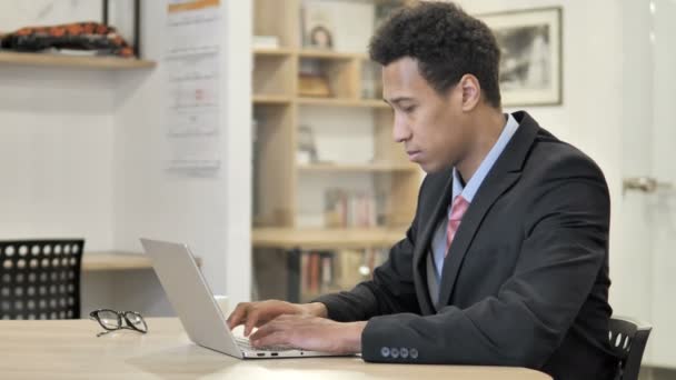 Concepteur afro-américain occupé travaillant sur ordinateur portable — Video