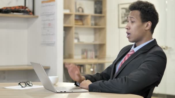 Chat de vídeo en línea en el ordenador portátil por el empresario africano — Vídeos de Stock