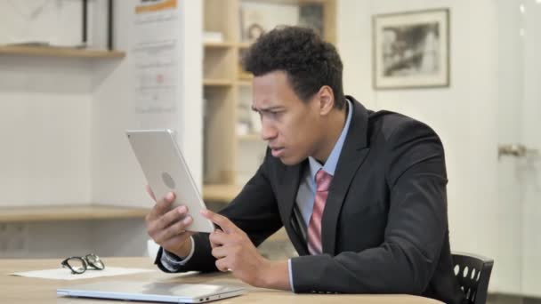 Empresário Africano Chocado Usando Tablet — Vídeo de Stock