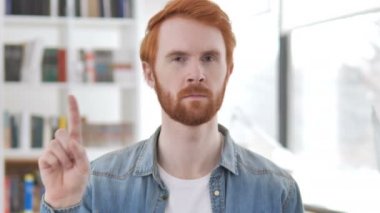 Casual Redhead adam sallayarak parmak Reddet için
