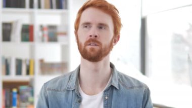 Portre düşünme Casual Redhead adam