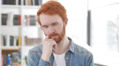 Esneme yorgun Casual Redhead adam