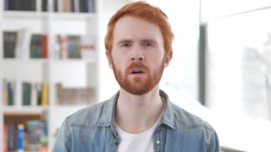 Casual Redhead adam yeni bir fırsat arıyor