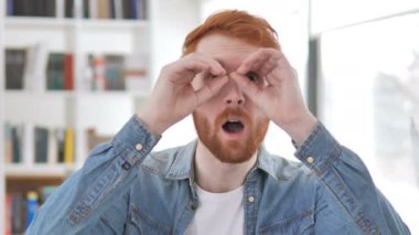 El yapımı binoküler, Casual Redhead adam yeni fırsat arıyor