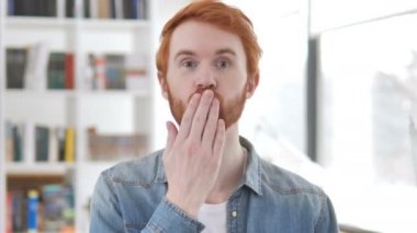 Rahat Redhead adam tarafından öpücük uçan