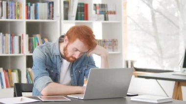 Yorgun Casual Redhead adam uyuyan Iş