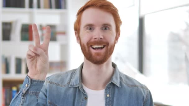 Seger tecken av positiv casual Redhead man — Stockvideo