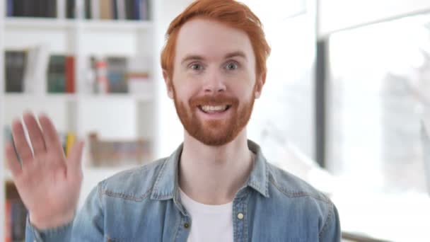 Ciao, Casual Redhead Man mano che saluta — Video Stock