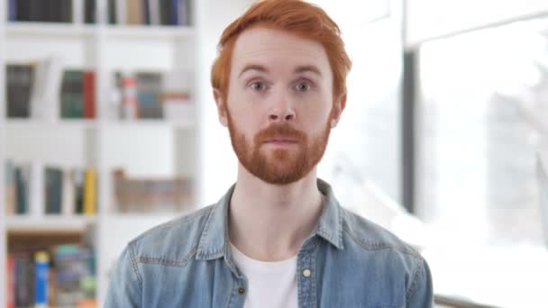 Gerakan Undangan oleh Casual Redhead Man — Stok Video