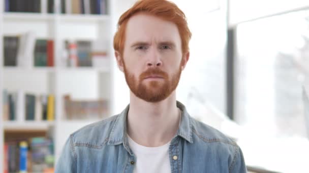 Casual Redhead man skakar Head att avvisa — Stockvideo