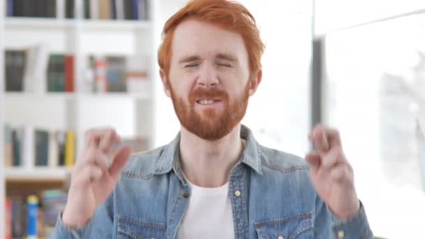 Tummarna, stressad Redhead man önskar för Win — Stockvideo