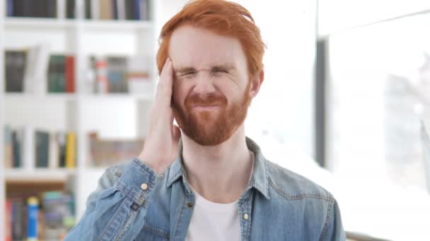 Mal di testa, stressato Casual Redhead Man — Video Stock