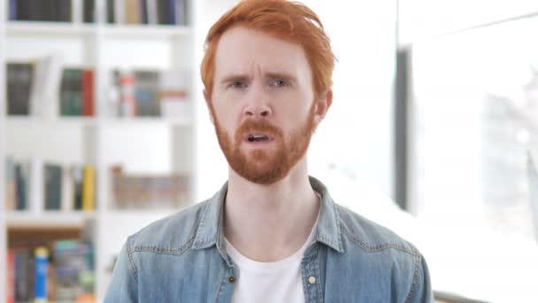 Sova trött casual Redhead man — Stockvideo