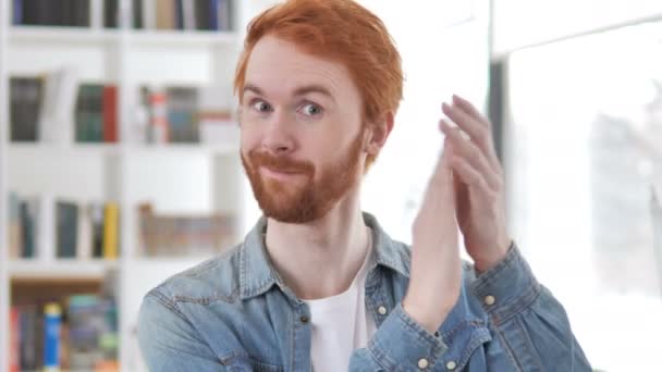 Alkışlamak, alkışlama Casual Redhead adam — Stok video