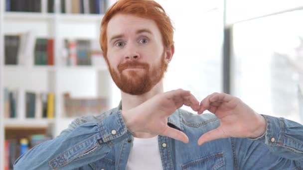 Segno del cuore di Casual Redhead Man — Video Stock