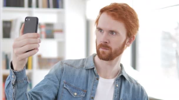 Příležitostný Redhead muž se Selénou s smartphone — Stock video