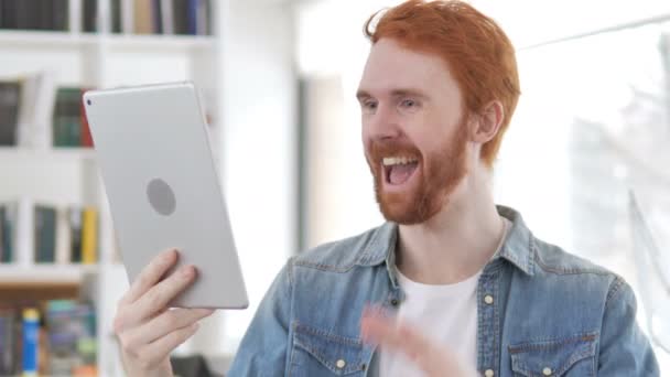 Online video chat på Tablet av casual Redhead man — Stockvideo