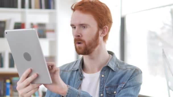 Hombre celebrando el éxito mientras usa Tablet — Vídeo de stock