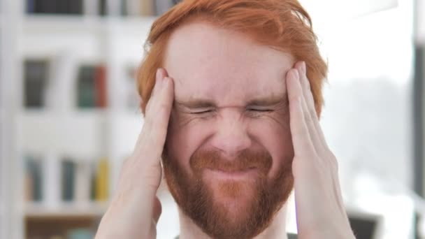 頭痛の欲求不満のカジュアルな赤毛の男 — ストック動画