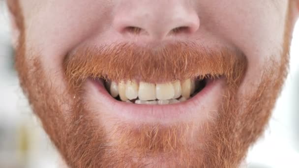 Улыбающиеся губы казуального красноголового человека — стоковое видео