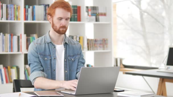 Busy Casual Redhead Man Working on Laptop — стоковое видео