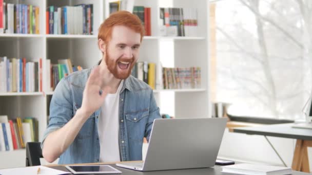 カジュアルな赤毛の男がノート パソコンにオンライン ビデオ チャット — ストック動画