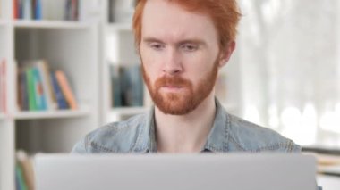 Casual Redhead adam online projenin başarı kutluyor