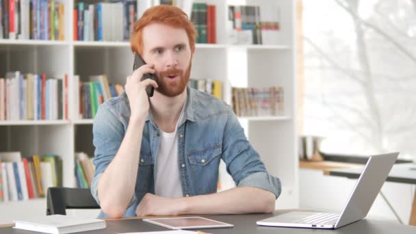 Charla telefónica por Casual Redhead Man, Discutiendo — Vídeo de stock