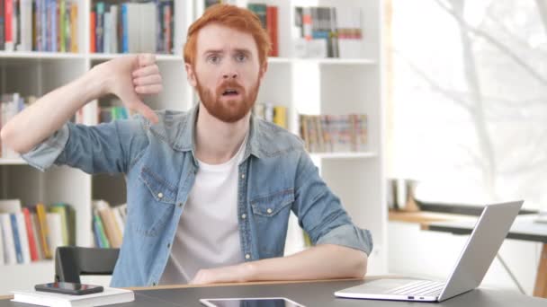 Pouces vers le bas par Casual rousse homme au travail — Video