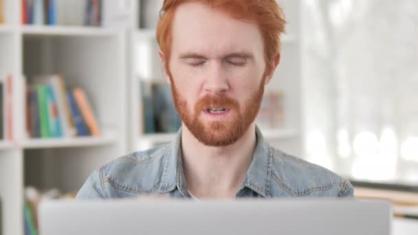 Mal di testa, stressato Casual Redhead Man al lavoro — Video Stock