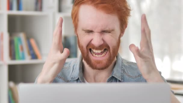 Boos casual Redhead man schreeuwen op het werk — Stockvideo