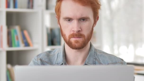 Tosse Doente Casual Ruiva Homem Trabalhando no Laptop — Vídeo de Stock