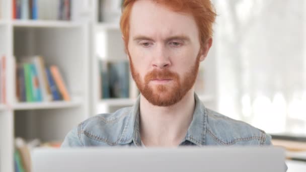 Casual Redhead Man Negando agitando la testa, No — Video Stock