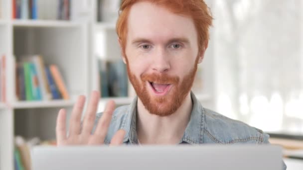 Chat de Vídeo en Línea por Casual Redhead Man — Vídeos de Stock