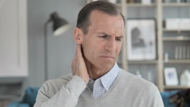 Unavený muž středního věku Pokoušíš se uklidnit bolest krku — Stock video