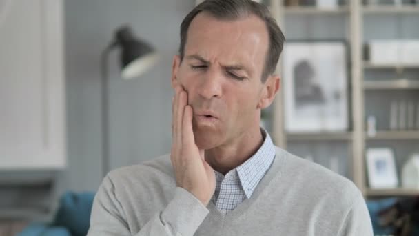 Kiespijn, middelbare leeftijd man met Tandinfectie — Stockvideo