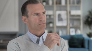 Pensive orta yaşlı adam yeni fikir düşünme