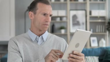 Tablet kullanırken orta yaşlı adam kaybına tepki