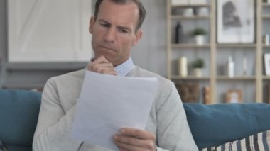 Okuma sözleşmesi sırasında Pensive orta yaşlı adam düşünme