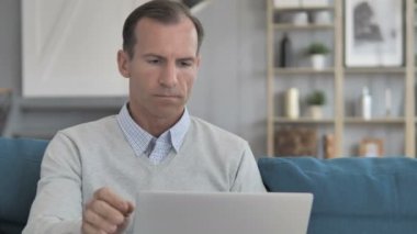 Orta Yaşlı Adam İşi Tamamladıktan Sonra Yaratıcı İşyeri Bırakarak