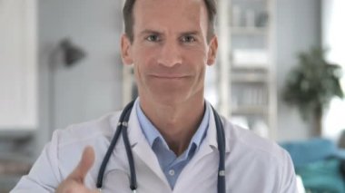 Kıdemli doktor tarafından klinikte thumbs up