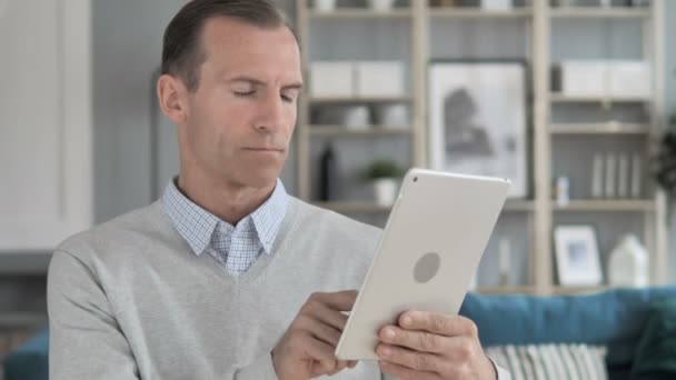 Middle Aged Man Browsing on Tablet — Stock Video