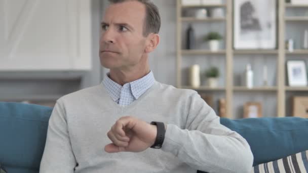 Esperando hombre de mediana edad viendo Time on Wrist Watch — Vídeo de stock