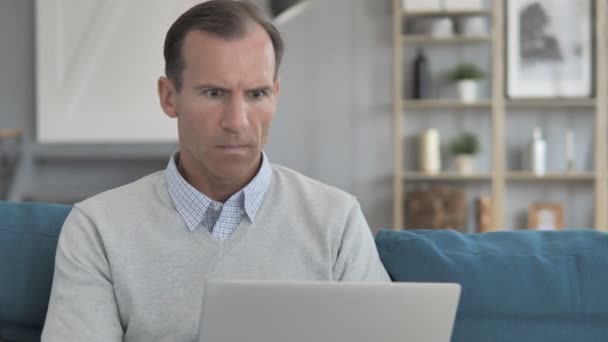 Hombre de mediana edad sorprendido en shock por los resultados — Vídeo de stock