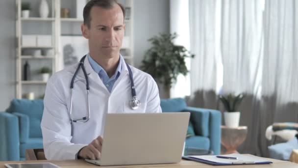 Online videokonverzace podle staršího lékaře — Stock video
