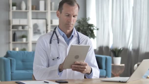 Senior Doctor använda Tablet för online-information — Stockvideo